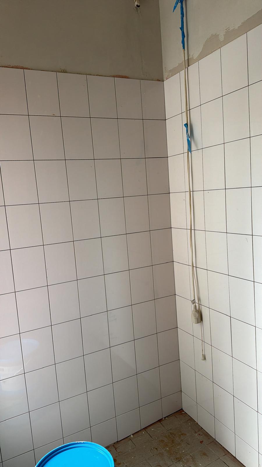 Wandtegels aangebracht tijdens badkamerrenovatie door Klussen Fixer
