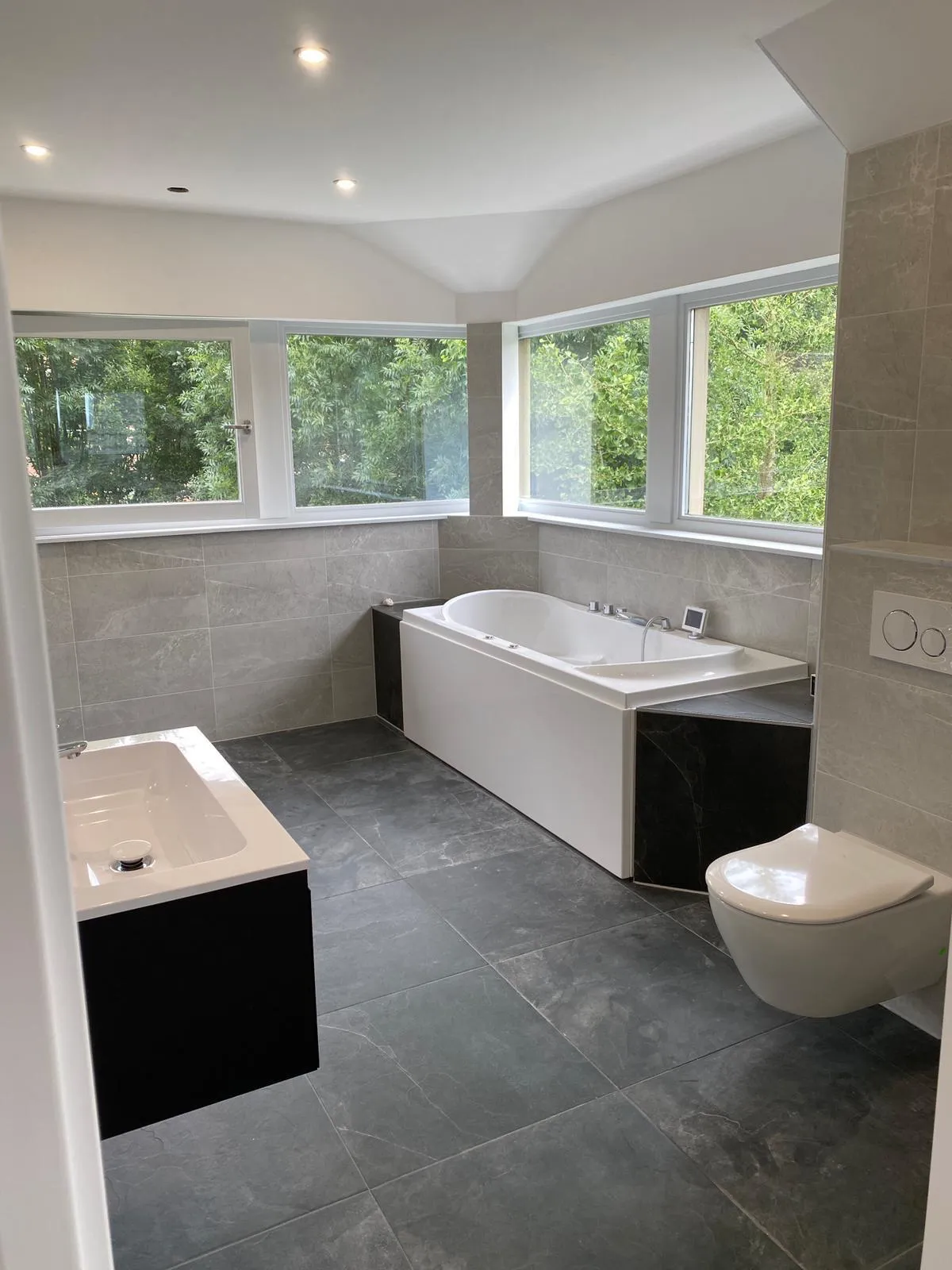 Complete badkamerrenovatie met inbouwbad, hangend toilet en marmeren tegelwerk, Klussen Fixer