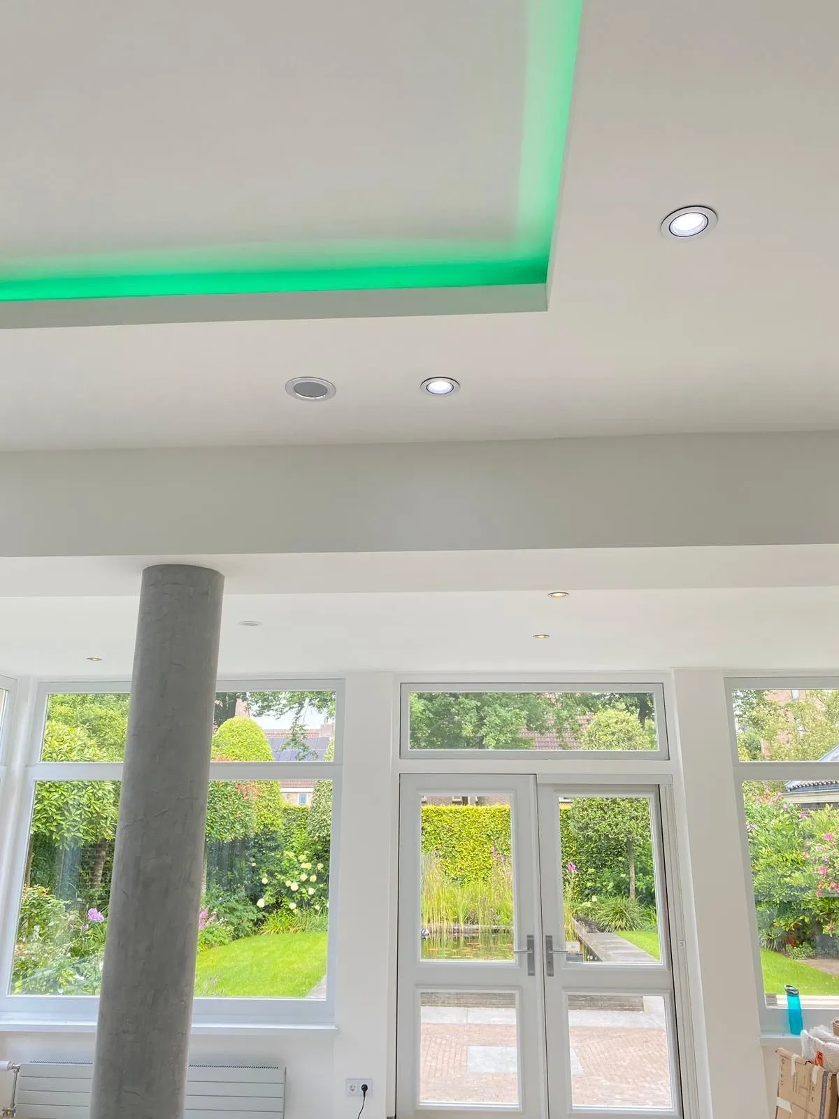 Inbouwspots en gekleurde LED-sfeerverlichting in verlaagd plafond, elektricien installatie Klussen Fixer
