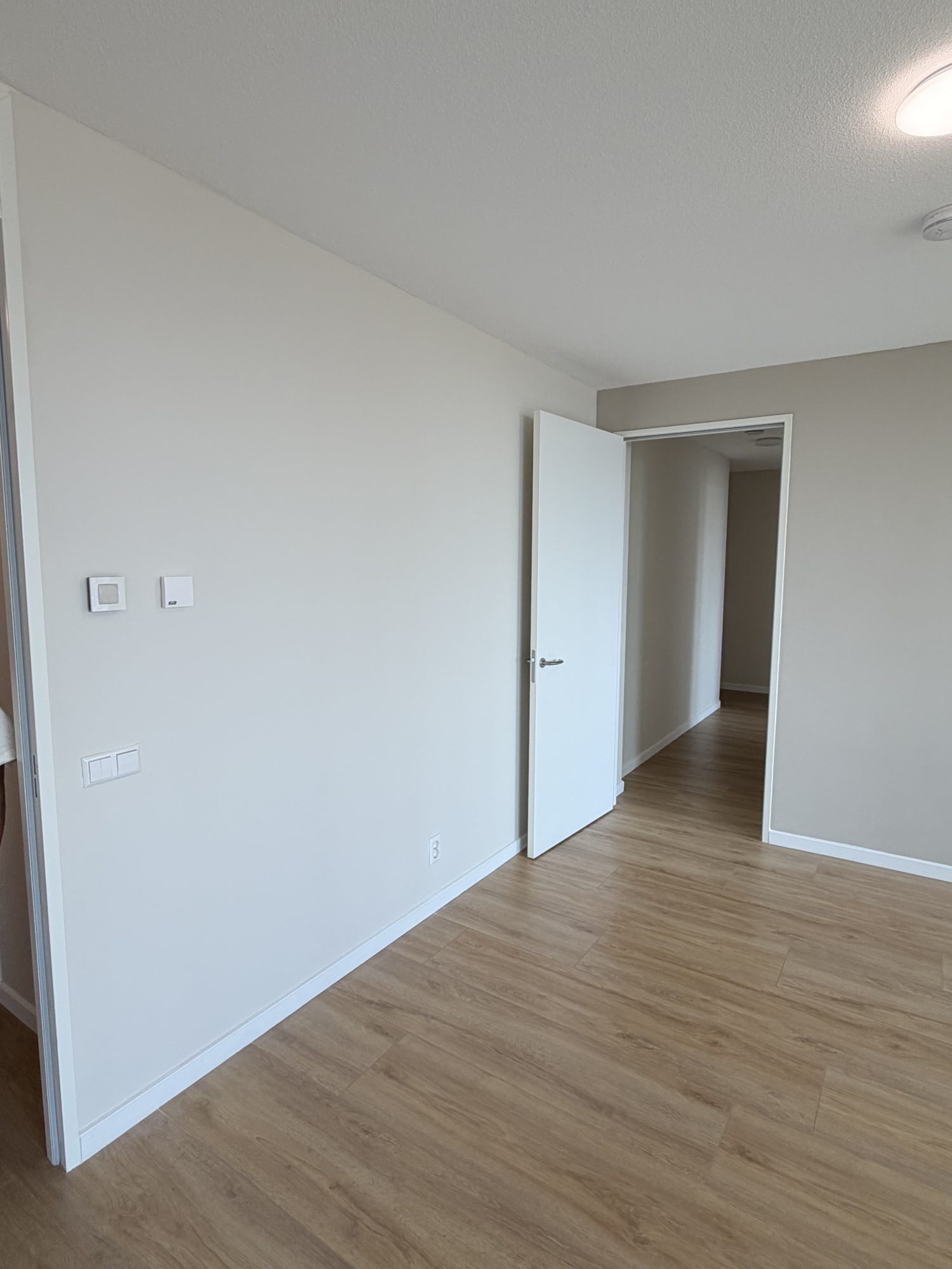 Kamer met frisse muurverf, schilderklus opgeleverd door Klussen Fixer